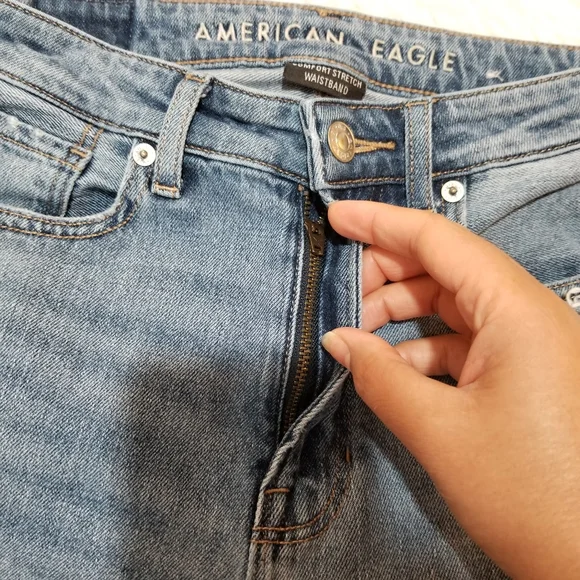 AMERICAN EAGLE Mom Jeans Comfort Stretch Waistband Light Blue Wash Size 00R. - Picture 16 of 17